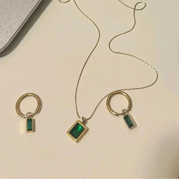 Emerald Green Square pendant with earrings set - unlisted item - Picture 1 of 1